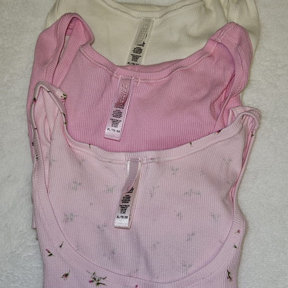 Skims Cropped Limited Edition Tanktops - Picture 3 of 10